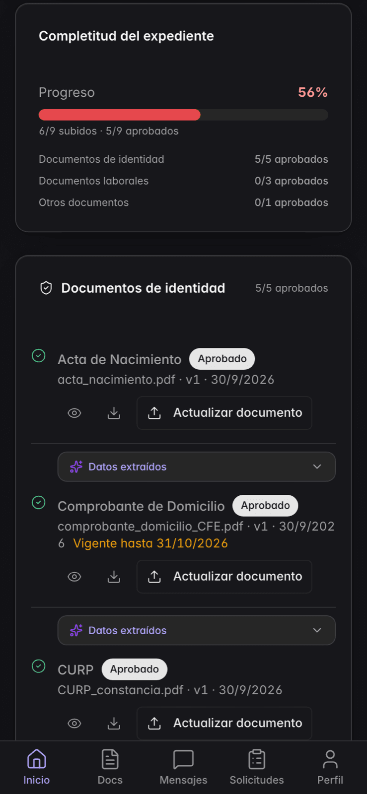 Portal del colaborador en un teléfono: la lista de sus documentos con lo que ya entregó y lo que le falta por subir